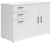 Weiße Kommode mit drei Schubladen und zwei Türen, seitliche Perspektive