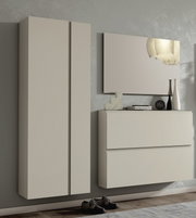 Garderobenset in modernem Design mit zwei wandmontierten Schränken und einem großen Spiegel, seitliche Perspektive
