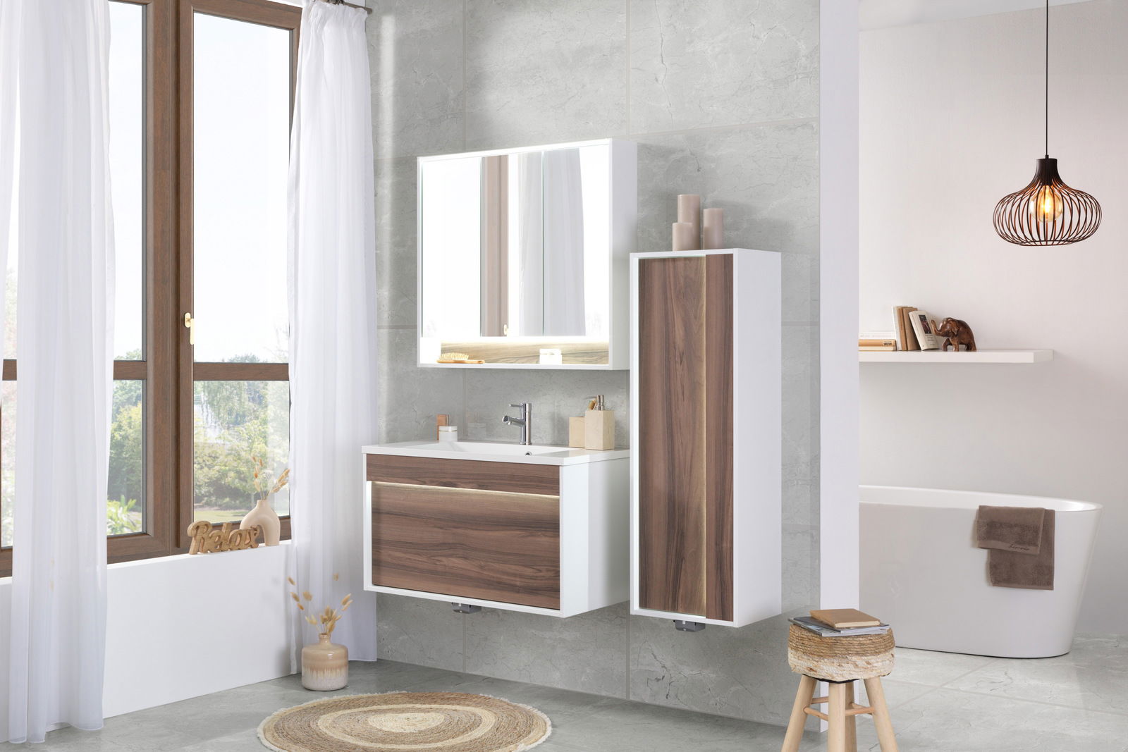 Moderner Waschplatz mit Holz- und Weißakzenten, inklusive Spiegel und Waschbecken, aus seitlicher Perspektive fotografiert.