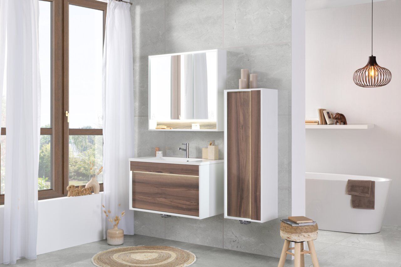 Moderner Waschplatz mit Holz- und Weißakzenten, inklusive Spiegel und Waschbecken, aus seitlicher Perspektive fotografiert.