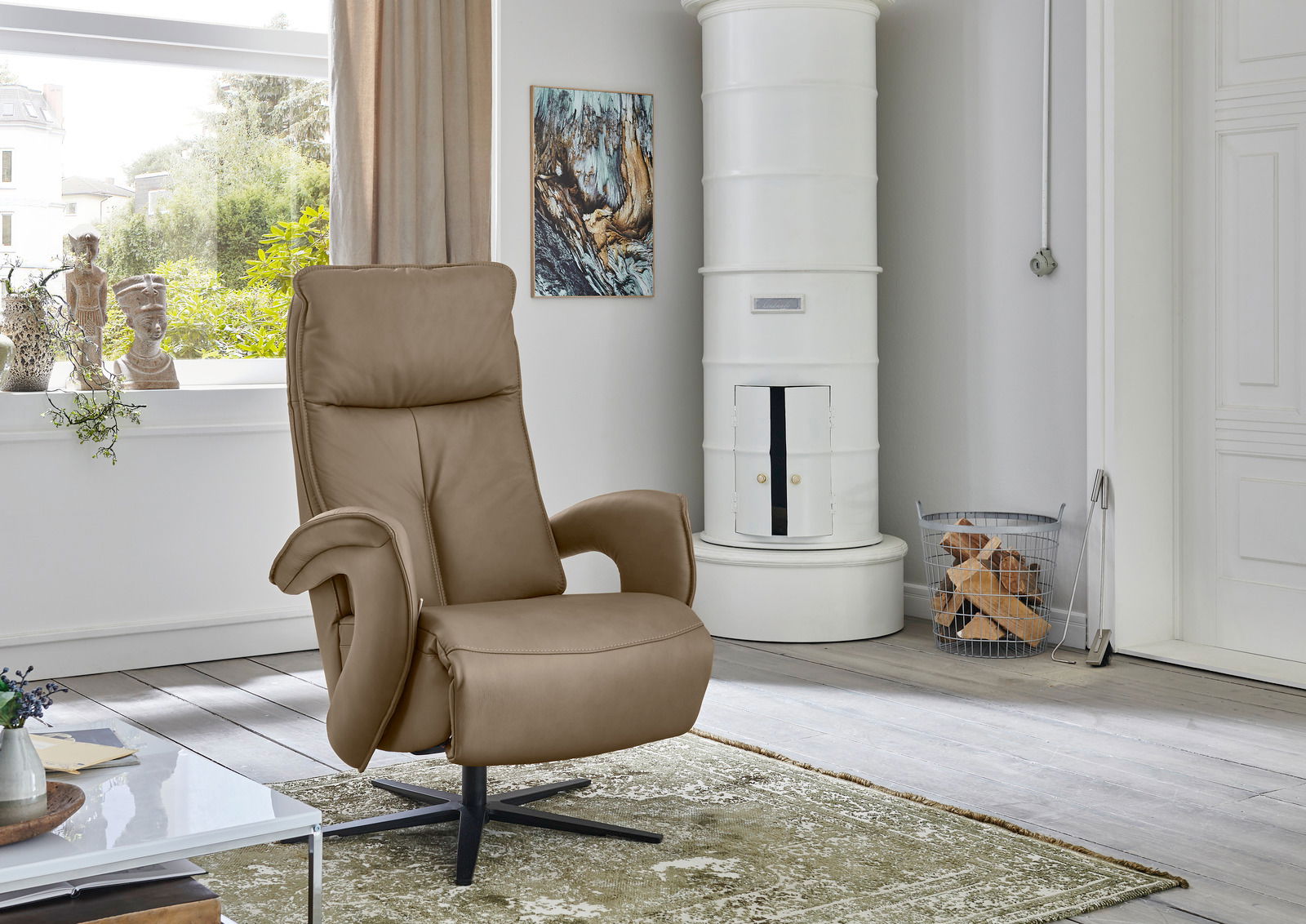 Beiger Relax-Sessel in einem modernen Wohnzimmer, seitliche Perspektive