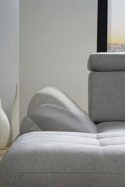 Graues Sofa mit verstellbarer Rückenlehne und Armlehne, seitliche Perspektive