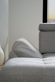 Graues Sofa mit verstellbarer Rückenlehne und Armlehne, seitliche Perspektive