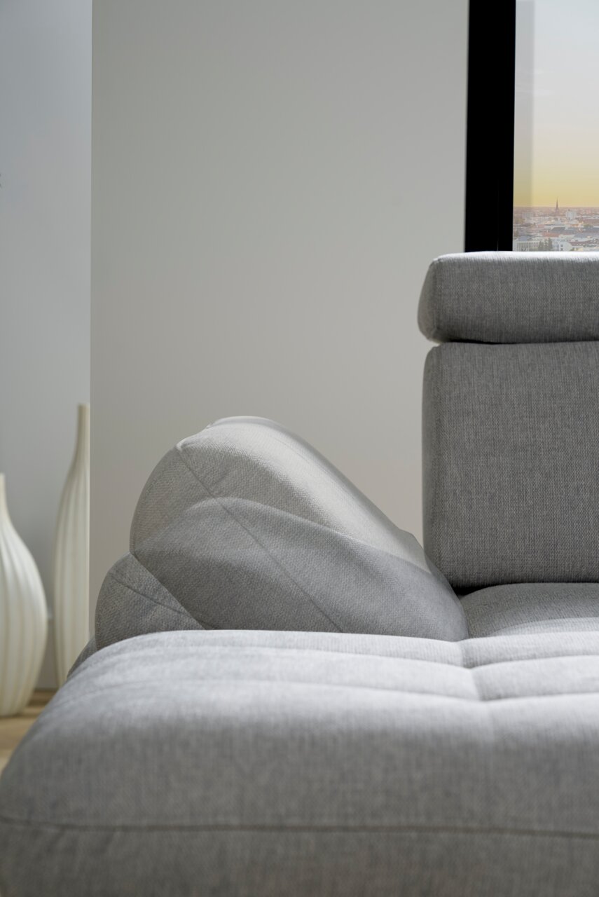 Graues Sofa mit verstellbarer Rückenlehne und Armlehne, seitliche Perspektive