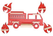 Rotes Feuerwehrwagen-Wandregal aus Holz mit Ablagefächern und vier Flammenhaken, Frontansicht auf weißem Hintergrund