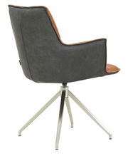 Moderner Sessel mit grauem Stoffbezug und braunen Akzenten, auf einem stabilen Metallgestell, seitliche Perspektive.