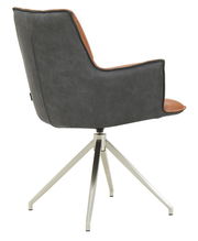 Moderner Sessel mit grauem Stoffbezug und braunen Akzenten, auf einem stabilen Metallgestell, seitliche Perspektive.