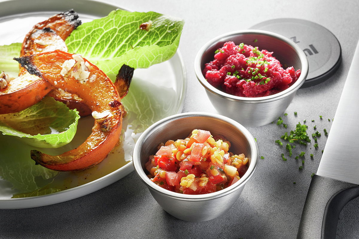 Zwei Minischüsseln RINO aus Edelstahl, gefüllt mit frischen Zutaten, aus der Vogelperspektive fotografiert.