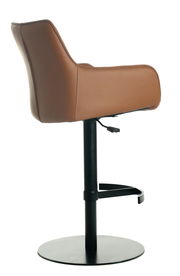 Seitliche Ansicht eines braunen Barhockers mit schwarzem Metallfuß und Fußstütze.