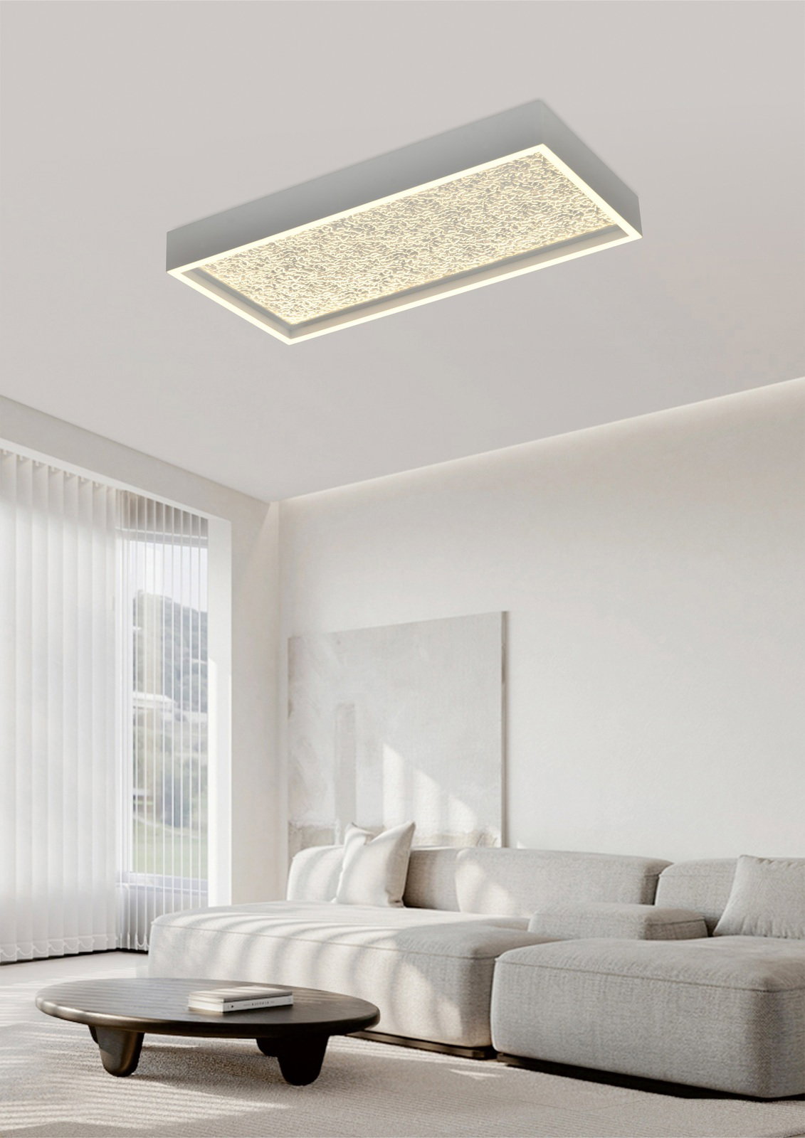 Moderne LED-Deckenleuchte in rechteckiger Form, von unten betrachtet, in einem stilvollen Wohnzimmer mit hellen Möbeln.