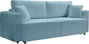 Hellblaues 2-Sitzer-Sofa mit breiten Armlehnen und zwei Rückenkissen, freigestellt auf weißem Hintergrund, Ansicht schräg von vorne.