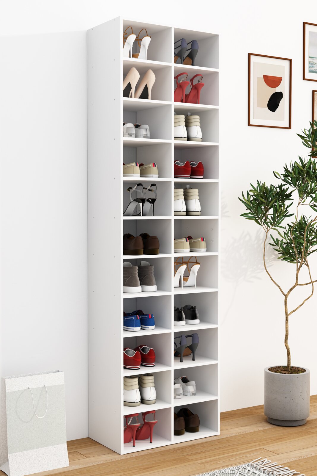 Hoher weißer Schuhschrank mit vielen offenen Fächern, gefüllt mit verschiedenen Schuhpaaren, in einem hellen Raum mit Holzfußboden Perspektive: leicht schräg von vorne links (3/4-Ansicht).