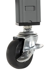 Nahaufnahme eines drehbaren Rads mit Bremse an einem Servierwagen, seitliche Perspektive