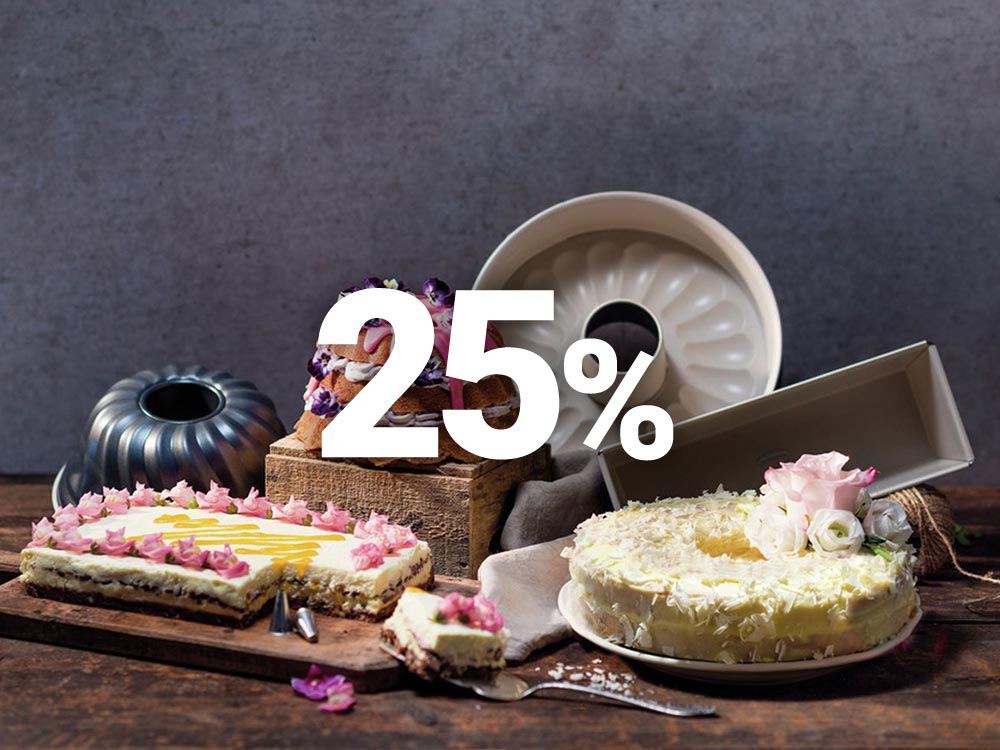 Eine Vielzahl von Torten mit dekorativem Zuckerguss, umgeben von Backformen, mit einem „25%“-Rabatttext im Vordergrund.