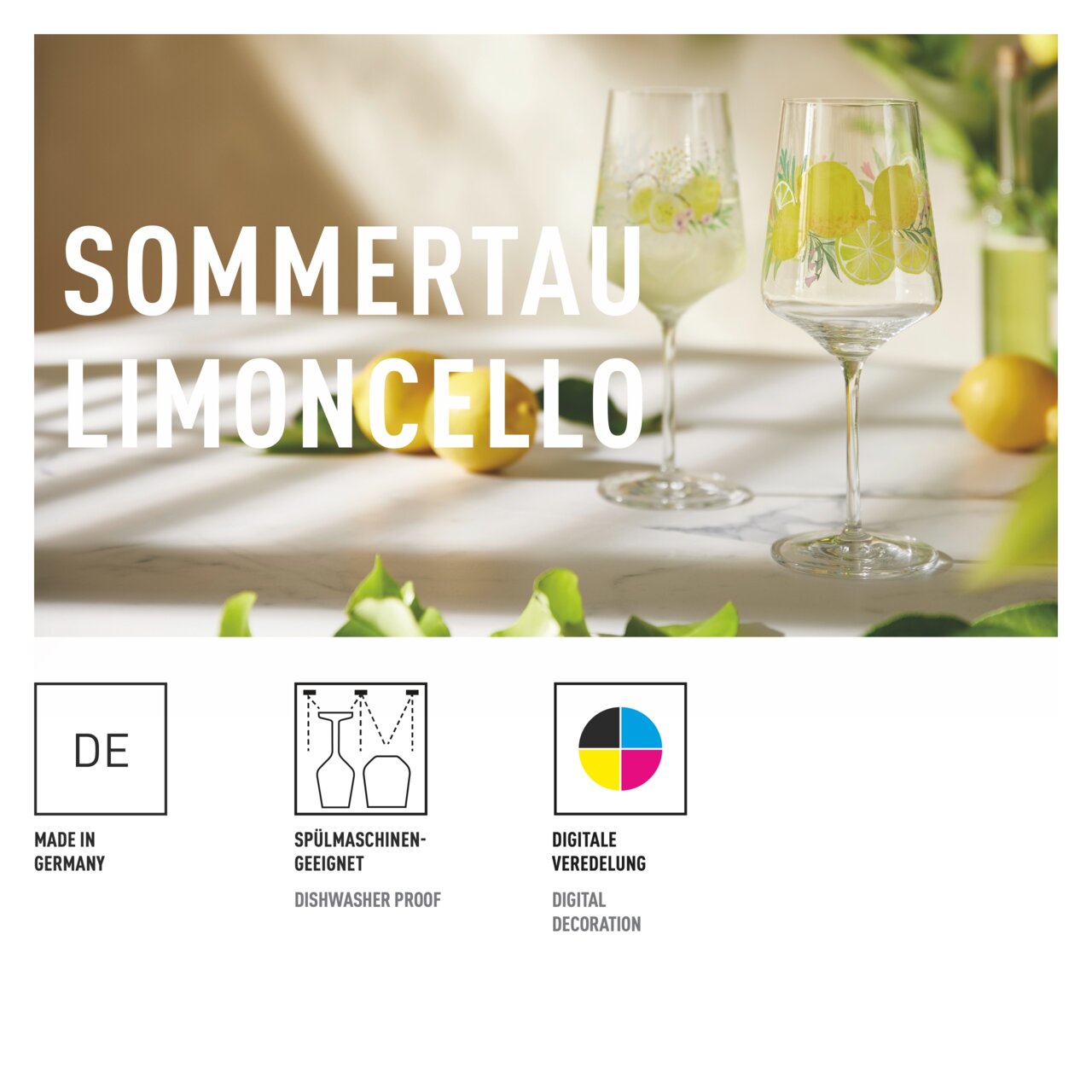 Zwei elegante Limoncellogläser mit Zitronenmotiv auf einem Tisch, umgeben von frischen Zitronen und grünen Blättern, seitliche Perspektive.