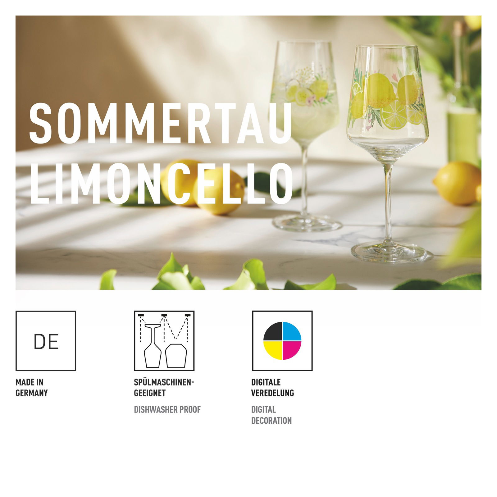Zwei elegante Limoncellogläser mit Zitronenmotiv auf einem Tisch, umgeben von frischen Zitronen und grünen Blättern, seitliche Perspektive.