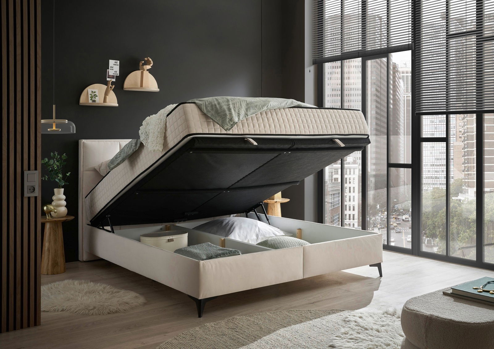 Boxbett mit hochgeklappter Matratze und Stauraum, seitliche Perspektive in modernem Schlafzimmer