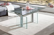Moderner Couchtisch aus Glas mit Metallakzenten, seitliche Perspektive
