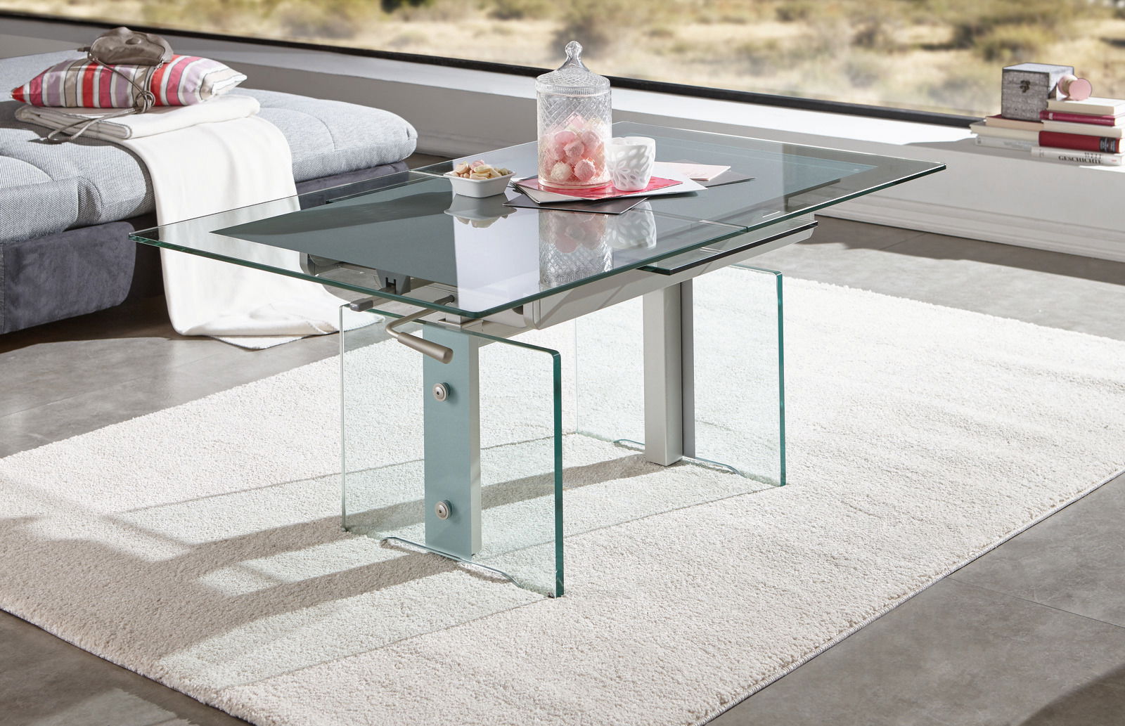 Moderner Couchtisch aus Glas mit Metallakzenten, seitliche Perspektive