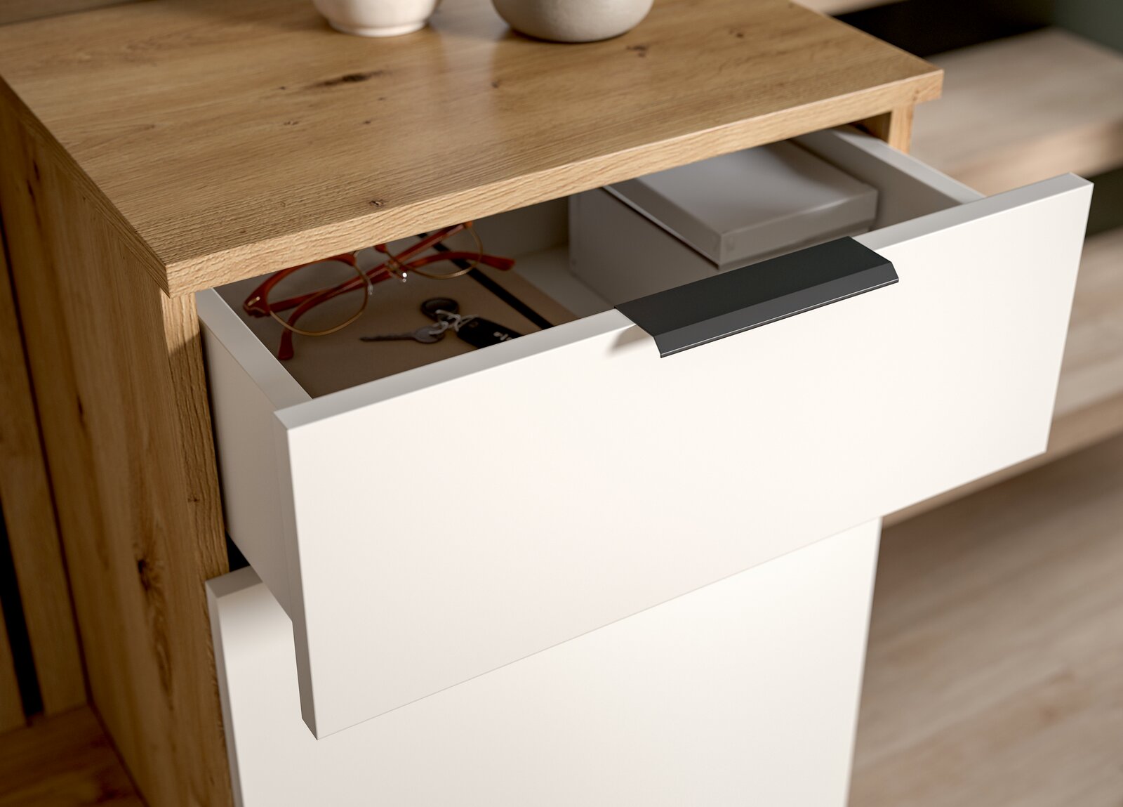 Nahaufnahme einer geöffneten Schublade einer Kompaktgarderobe mit Holzoberfläche, die eine Brille und Schlüssel enthält.