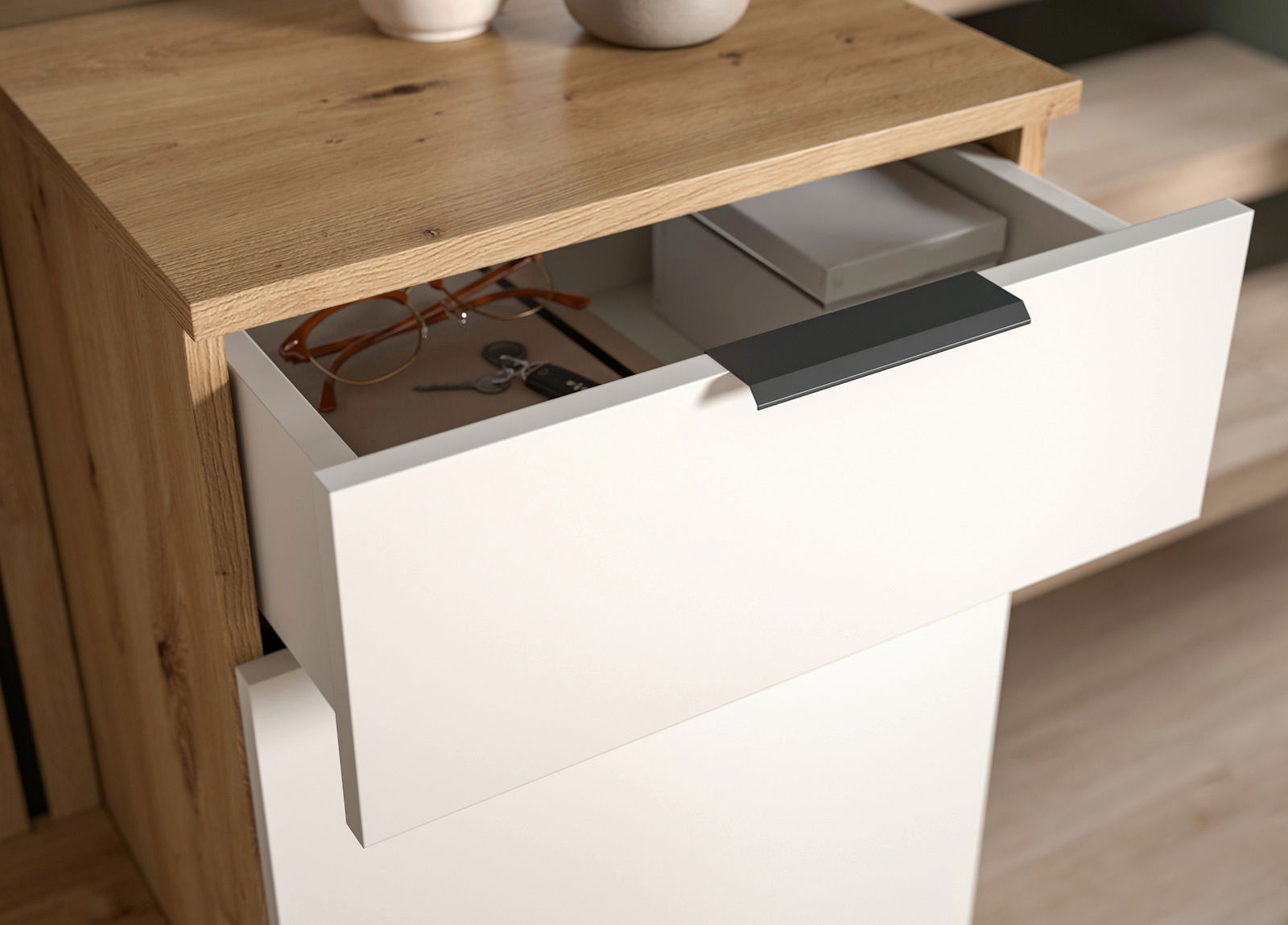 Nahaufnahme einer geöffneten Schublade einer Kompaktgarderobe mit Holzoberfläche, die eine Brille und Schlüssel enthält.