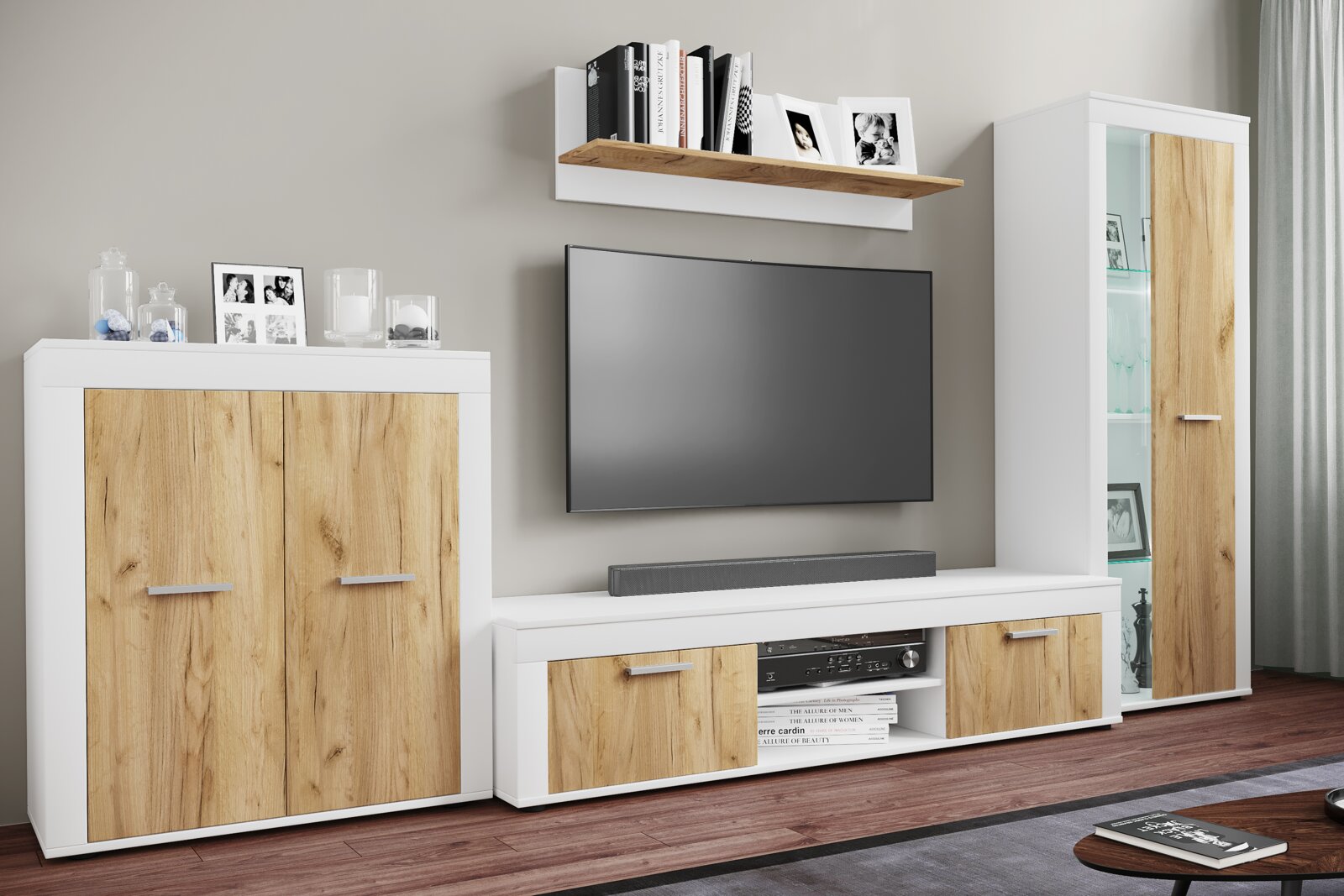 Modernes Wohnzimmer-Set in Weiß und Eiche-Optik mit Lowboard, Sideboard, Hängeregal und Vitrine, frontale Perspektive auf die Möbel vor einer TV-Wand