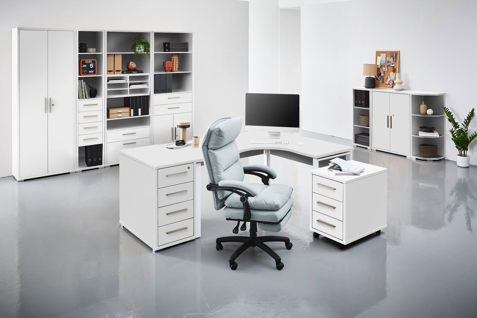 Moderner Chefsessel in einem stilvollen Büro, seitliche Perspektive