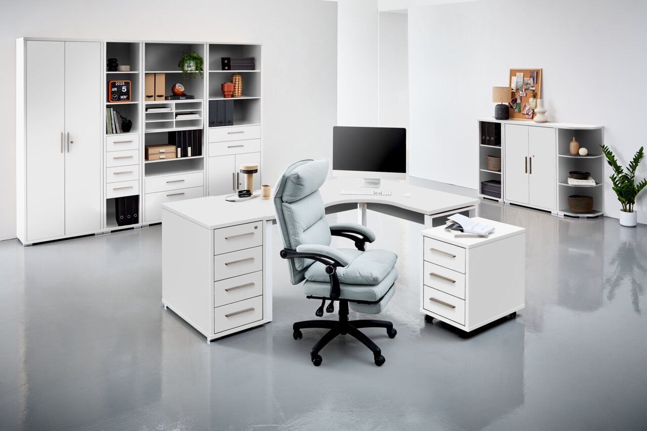 Moderner Chefsessel in einem stilvollen Büro, seitliche Perspektive