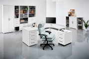 Moderner Chefsessel in einem stilvollen Büro, seitliche Perspektive