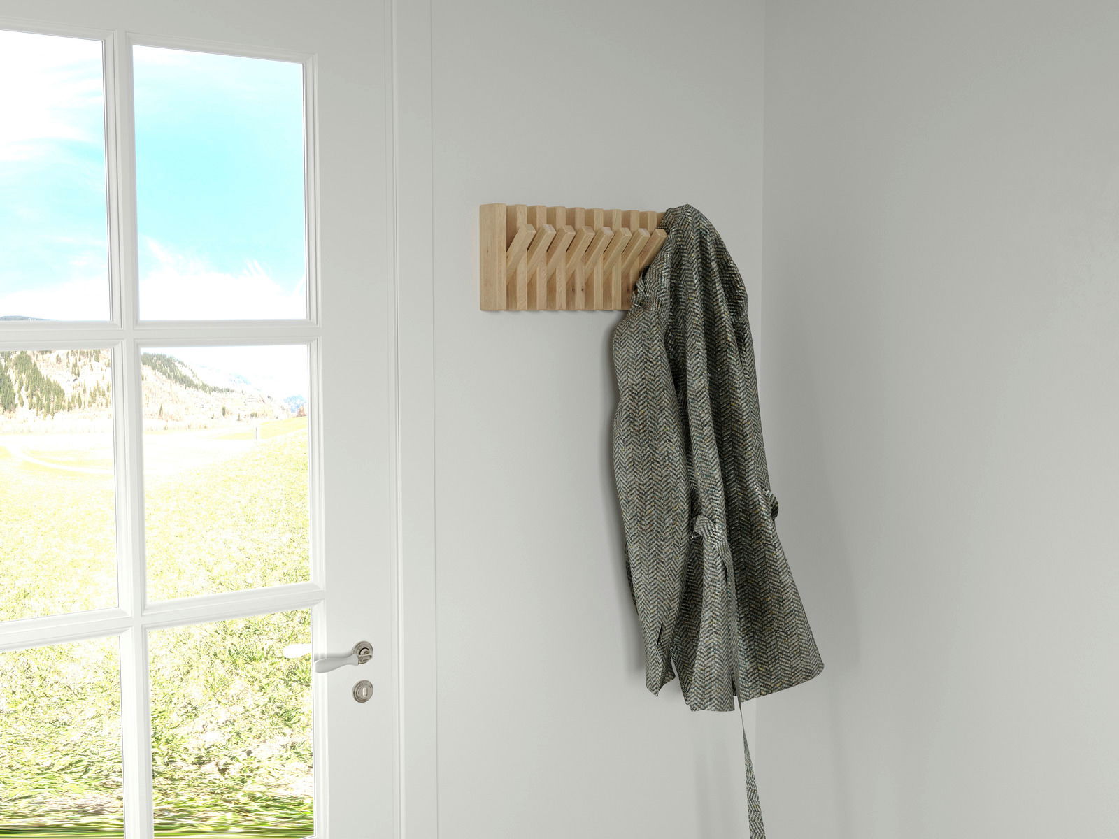 Holzgarderobenleiste an der Wand mit einem Mantel, seitliche Perspektive