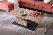 Moderner Couchtisch aus Holz mit gestapeltem Design und schwarzer Basis, von oben fotografiert, dekoriert mit Büchern, Kerzen und Accessoires.