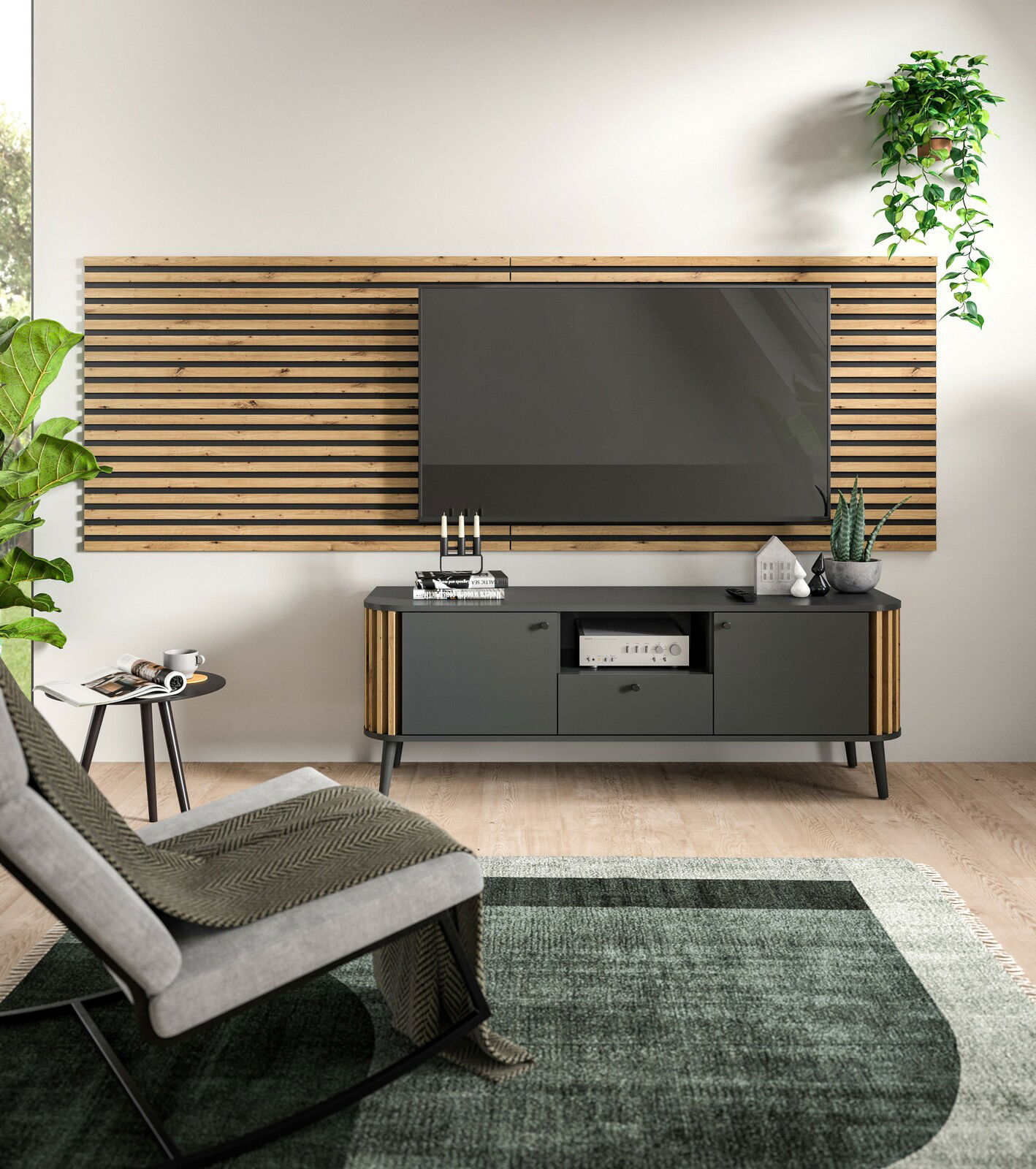 Modernes Wohnzimmer mit einem stilvollen Akustikpaneel an der Wand hinter einem großen Fernseher, umgeben von eleganten Möbeln und Pflanzen. Perspektive: Frontalansicht.