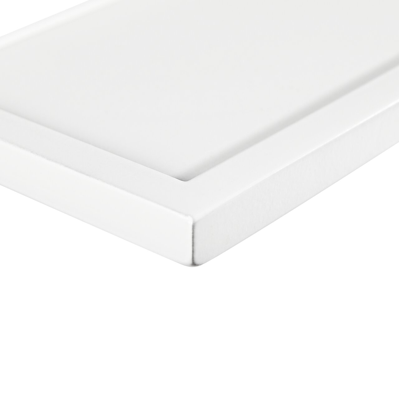 Nahaufnahme eines weißen Wandboards mit klaren Kanten, perspektivisch von der Seite fotografiert.