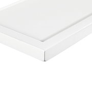 Nahaufnahme eines weißen Wandboards mit klaren Kanten, perspektivisch von der Seite fotografiert.