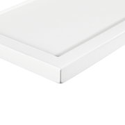 Nahaufnahme eines weißen Wandboards mit klaren Kanten, perspektivisch von der Seite fotografiert.