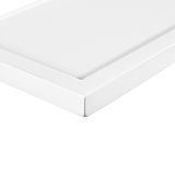 Nahaufnahme eines weißen Wandboards mit klaren Kanten, perspektivisch von der Seite fotografiert.