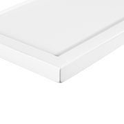 Nahaufnahme eines weißen Wandboards mit klaren Kanten, perspektivisch von der Seite fotografiert.