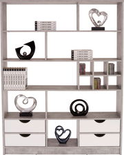 Moderner Raumteiler oder Regal MEGGY mit mehreren Fächern und Schubladen, dekoriert mit Büchern und Skulpturen, frontal abgebildet.