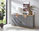 Modernes Sideboard in Grau mit Holzdetails, dekoriert mit einer Lampe, Büchern und Pflanzen, seitliche Perspektive.