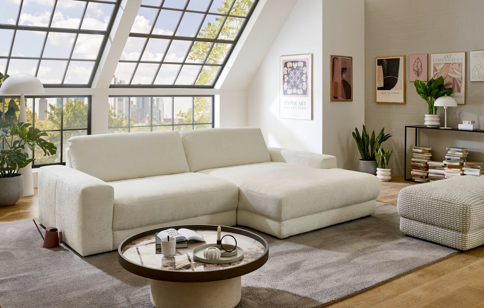 Zurbrüggen Longchair-combinatie HAMBURG Lichte, moderne hoekbank in crème/beige met brede recamier in een lichte loft-woonkamer; perspectief: 3/4-vooraanzicht vanuit een lichte hoek links.