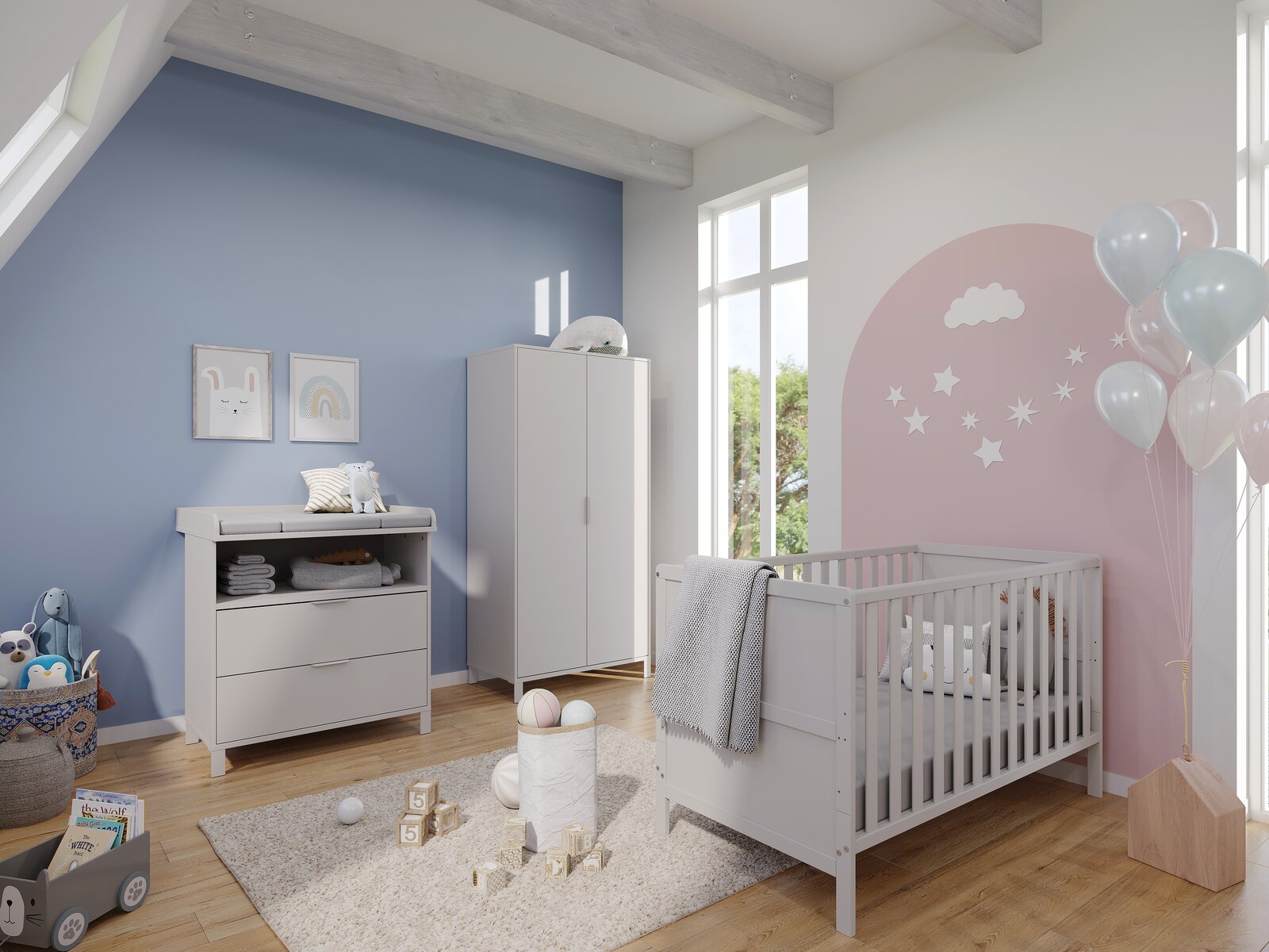 Germania Babyzimmer 4-tlg. ALKMAAR Komplettes Babyzimmer mit Wickelkommode, Kleiderschrank und Gitterbett in einem hellen, freundlichen Raum mit blauer und rosa Wandgestaltung, aus der Perspektive einer Ecke des Zimmers aufgenommen.