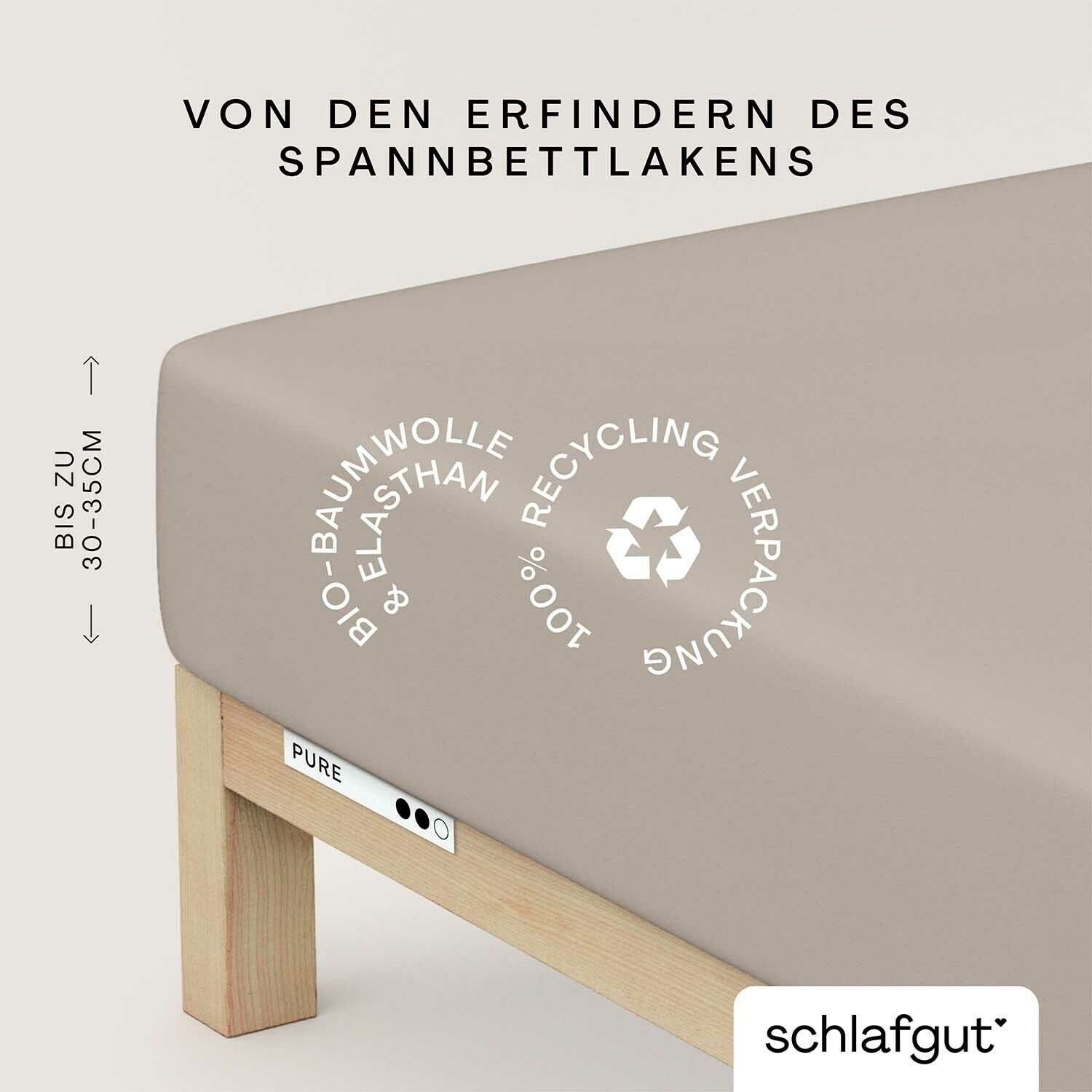 Spannbettlaken aus Bio-Baumwolle und Elasthan in Beige, auf einem Bett mit Holzrahmen, von der Seite betrachtet. Verpackung 100% recycelbar.