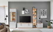 Moderne Wandkombination in hellem Holz und Weiß mit TV-Schrank, Vitrine und Regal, frontal fotografiert.
