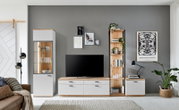 Moderne wandcombinatie in licht hout en wit, met tv-kast, vitrinekast en boekenplank, gefotografeerd vanaf de voorkant.