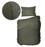 Bettwäsche-Set in Olivgrün, bestehend aus einem Kissenbezug und einem Bettdeckenbezug, mit Nahaufnahme des Stoffmusters. Draufsicht.