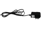 Schwarzes Netzteil mit Kabel, seitliche Perspektive