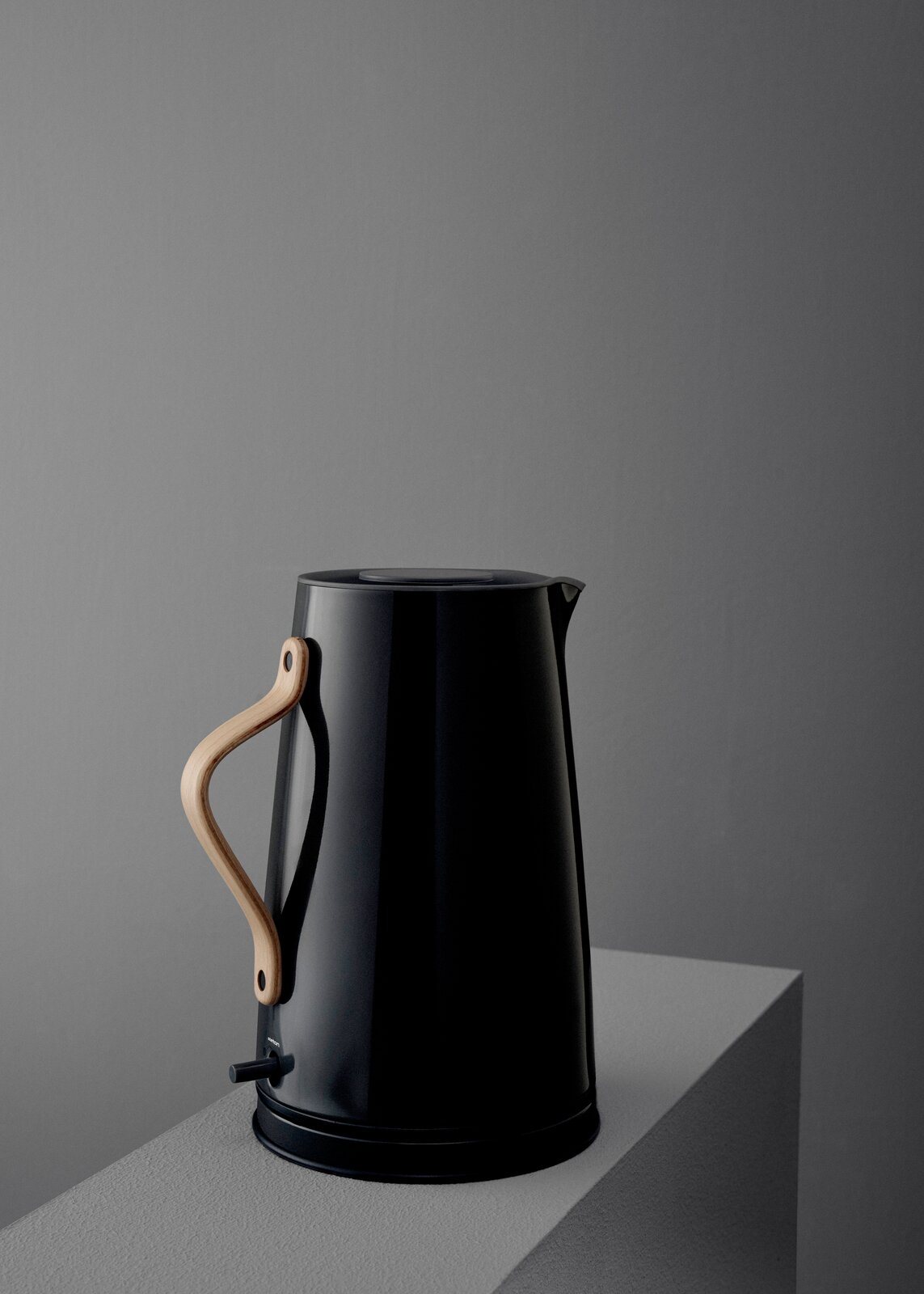 Stelton Wasserkocher EMMA Schwarzer Wasserkocher mit Holzgriff, seitliche Perspektive