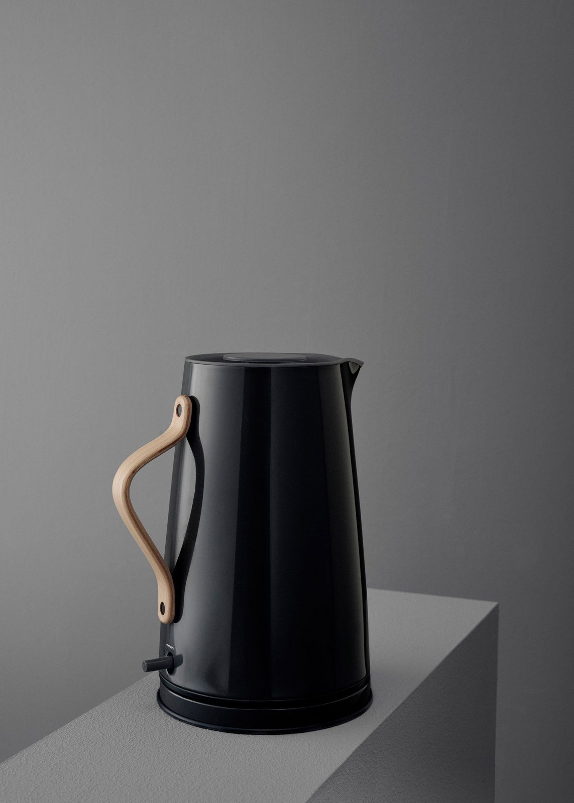 Schwarzer Wasserkocher mit Holzgriff, seitliche Perspektive