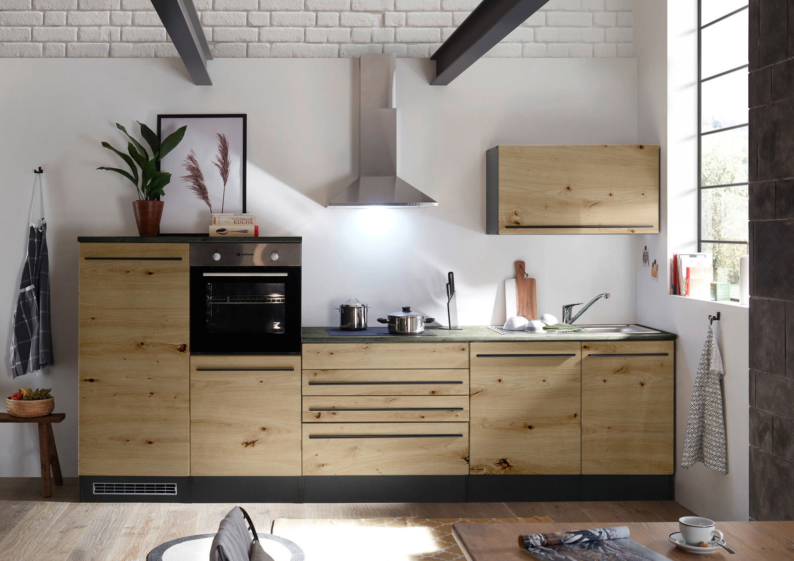 Moderne Küchenzeile in Holzoptik mit Backofen, Dunstabzugshaube und Spüle, frontal betrachtet.