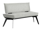 Graue Bank mit modernem Design und schwarzen Metallbeinen, seitliche Perspektive